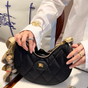 Burberry 마제형 크로스백